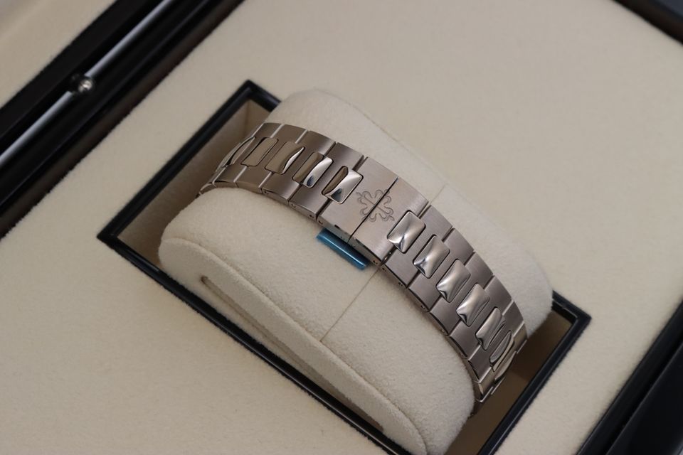 Patek Philippe Nautilus 5740/1G-001 Image 3